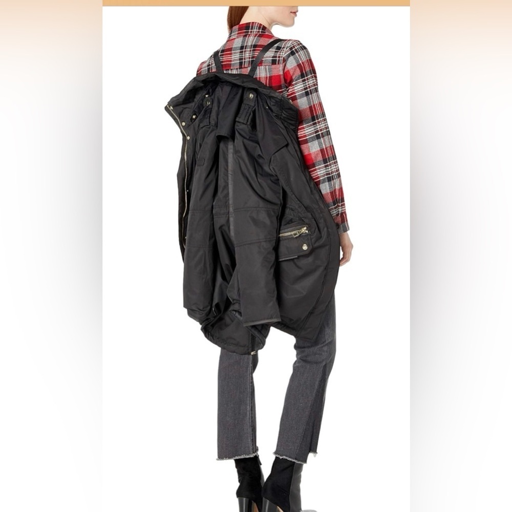 TUMI BLACK PUFFER COAT WITH TAN FUR TRIM. - Picture 12 of 16